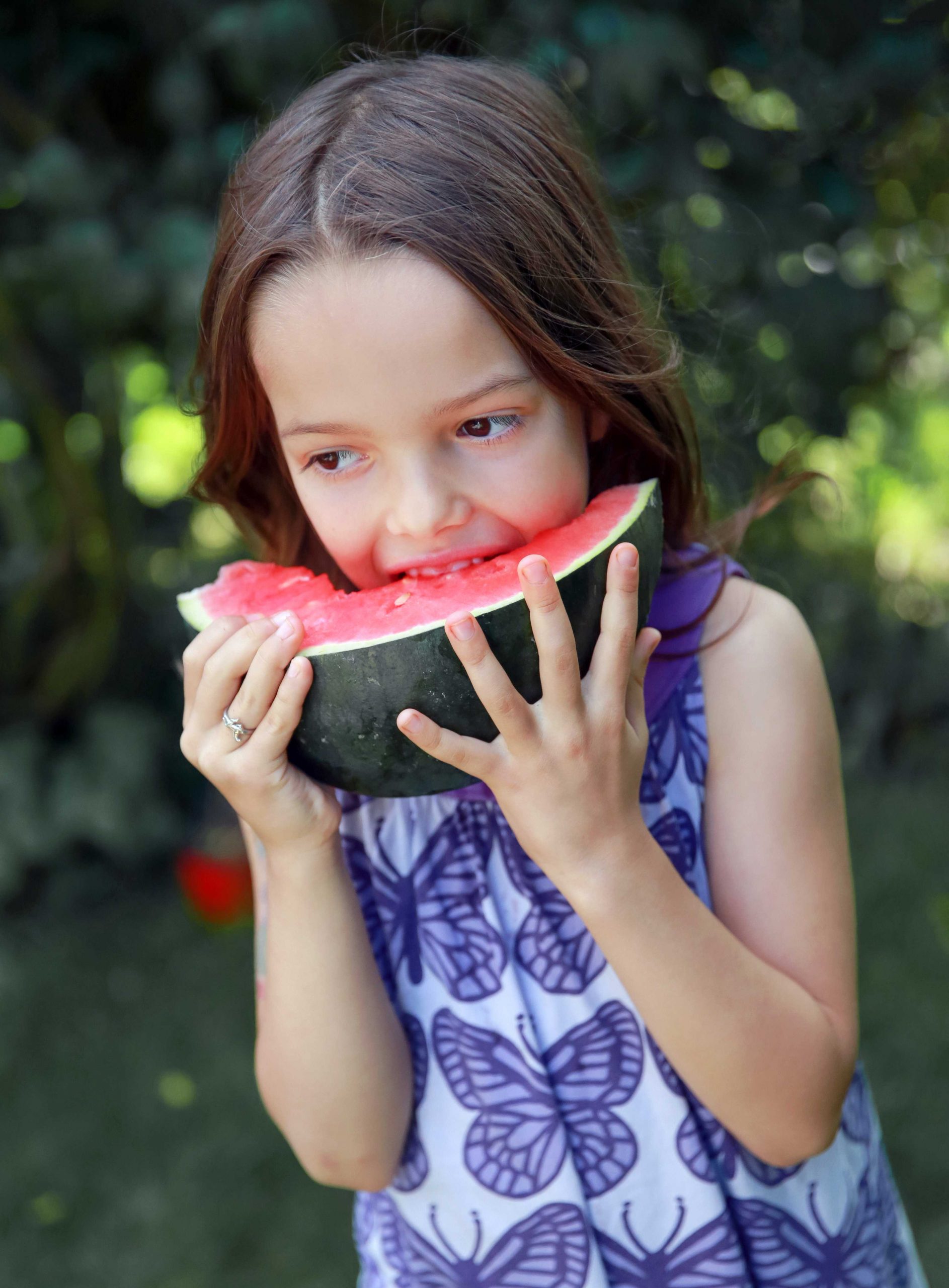 Kind isst Melone sandía
